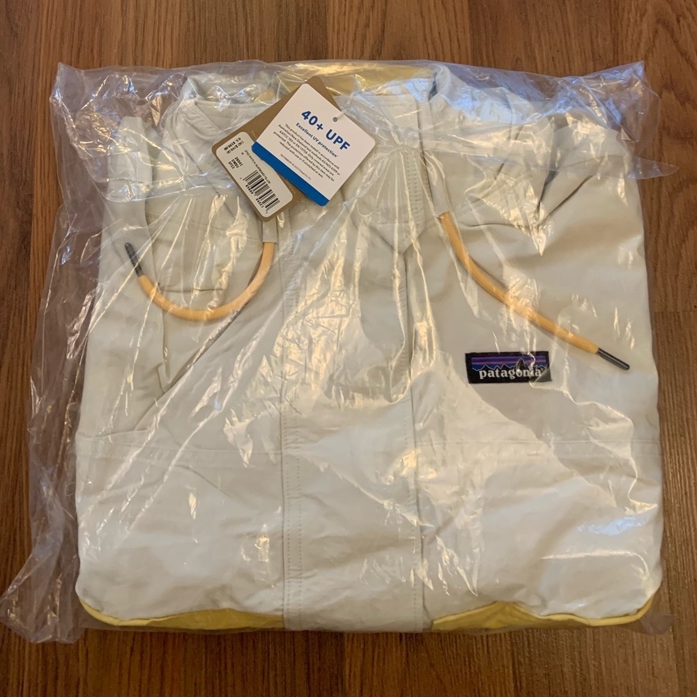 NEW Patagonia Women's Skysail Jacket - MEDIUM - White Yellow - Outerwear Outdoor